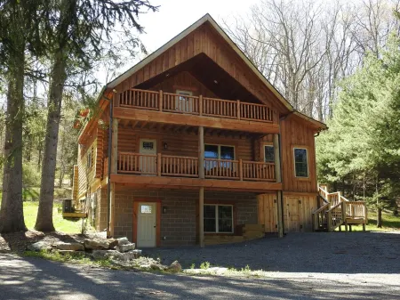 Charming 3-bedroom log home with detached game and activities space Отели рядом с достопримечательностью «Deep Creek Marina»