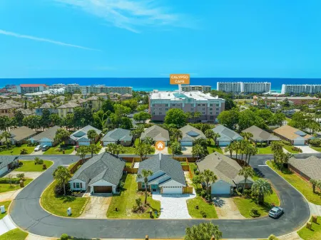 Coastal Charm, Private Pool, Private Beach Access! Отели рядом с достопримечательностью «Destin Beach Realty»