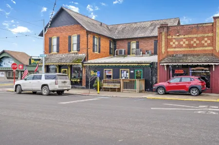 Apartment on Broadway St - L