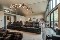 The perfect stay- 6 Bedroom, 4 Bath with a  HOT TUB