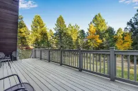 Woodland Park Cabin Getaway: Mtn Views, Scenic Charm, Clouds & Hot Tub Retreat