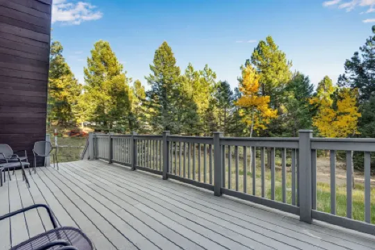 Woodland Park Cabin Getaway: Mtn Views, Scenic Charm, Clouds & Hot Tub Retreat