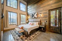 Luxury modern country couples retreat. Private back porch with hot tub!