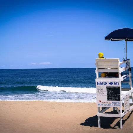 Delightful Oceanside Home Steps to Tranquil Beach: Soak up the Sun and Seabreeze