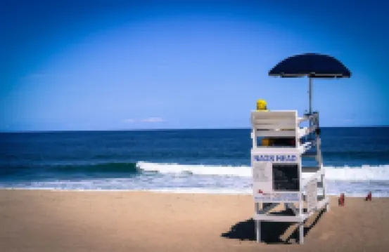 Delightful Oceanside Home Steps to Tranquil Beach: Soak up the Sun and Seabreeze