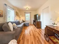 Dundee Garden Cottage: Dog-Friendly Extended Stay Rental, Walkable to Town!
