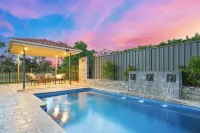 Mediterranean Escape – Pool, Pizza Oven & Near Zoo