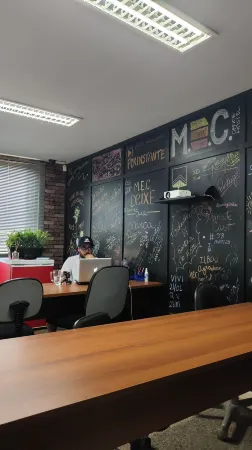 M.E.C Office Hostel Отели рядом с достопримечательностью «Praia de Charitas»