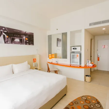 Harris Hotel Pontianak Отели рядом с достопримечательностью «Памятник Digulis»