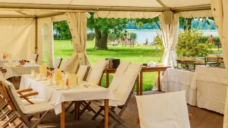 Seepark Hotel am Wandlitzsee Отели в г. Бизенталь