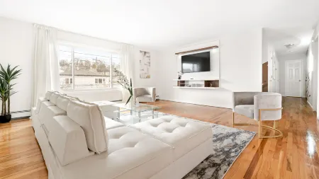 Modern Luxury Home w GameRoom & Parking