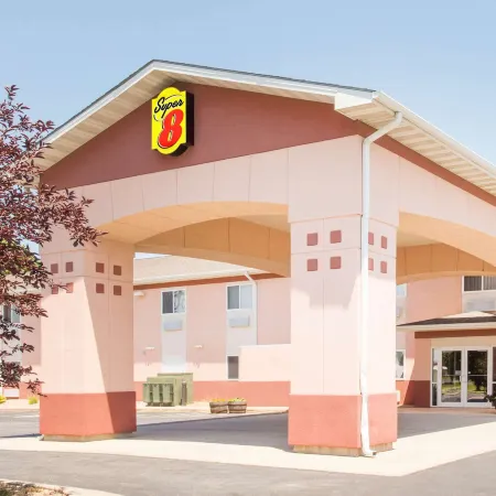 Super 8 by Wyndham Iola KS