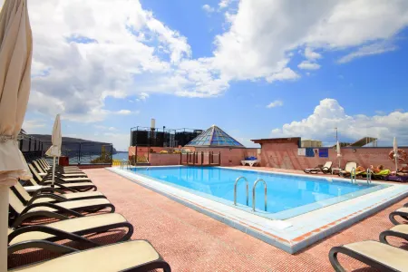 Hotel Reveron Plaza Отели рядом с достопримечательностью «Плайя де лос Кристьянос»