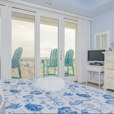 Penthouse by the Sea Huge Home with Amazing Views Hotel berhampiran Pantai Sandbridge