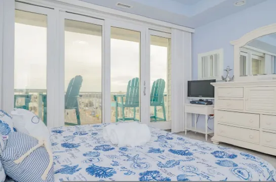 Penthouse by the Sea Huge Home with Amazing Views - Apartments