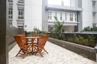 Compact and Cozy Stay Studio at Bale Hinggil Apartment Hotel di Kecamatan Sukolilo