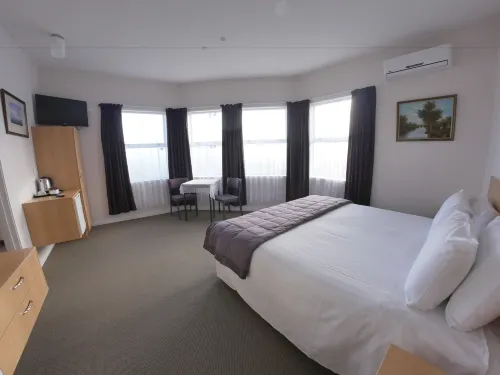 Masonic Hotel Hotels in Waitara