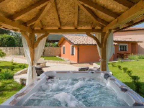 Attractive Holiday Home with Pool, Hot Tub, Patio, Courtyard Hotels in Peroj
