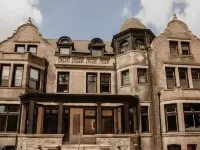 The Dubbel Dutch Hotels near North Point Lighthouse