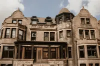 The Dubbel Dutch Hotels in Milwaukee