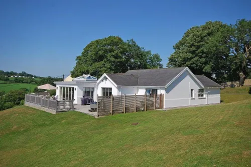 Amber Cottage - Luxury Cottage, Hot Tub, Sea Views and Log Burner - parkir