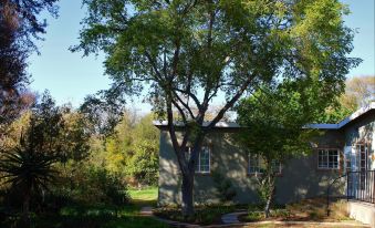 Charming Yellowwood Cottage for 2 People in Spacious Garden!