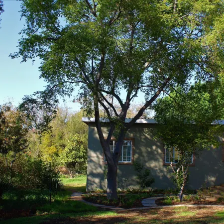 Charming Yellowwood Cottage for 2 People in Spacious Garden!