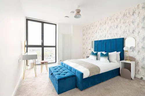 Beautiful 2 Bed Penthouse with Balcony Views Ldn