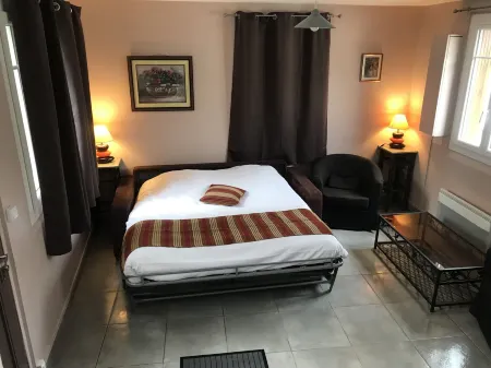 HÔTEL les Iris Отели рядом с достопримечательностью «Шато-Гайар»