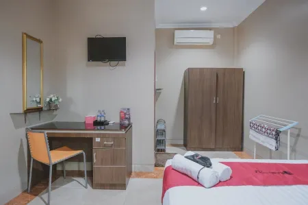 RedDoorz Syariah Near Jamtos Jambi 2 Отели в г. Rawa Sari