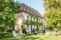 Le Petit Manoir des Bruyères Hotels in Villefargeau