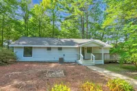 Saco River Farmhouse, Riverfront Getaway in Conway! 10 Mins to Downtown! Hotels near Cranmore Mountain Resort