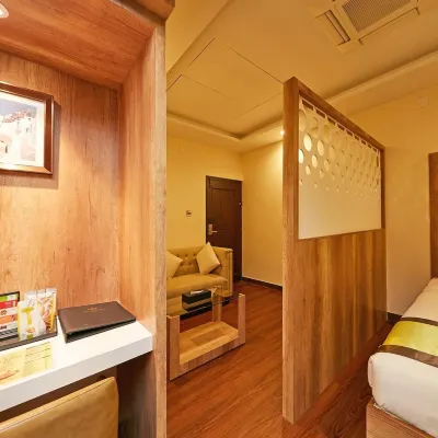 Taz Kamar Family Hotel Отели рядом с достопримечательностью «Бизнес-комплекс DLF IT Park»