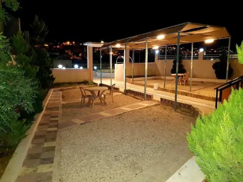 哈德良之門酒店