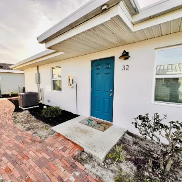 Cottage 32: Flamingo Bungalow - Waterfront Lodging in Downtown Tavares, FL