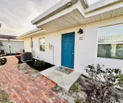 Cottage 32: Flamingo Bungalow - Waterfront Lodging in Downtown Tavares, FL Hotels in Tavares