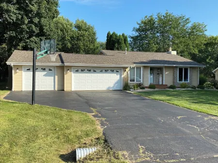 Elegant, charming, serene, & delightful home with huge fenced yard close to I90! Отели в г. Лавс Парк