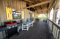 “The Sugarloaf Mountain Cabin” A Charming Lakefront Escape!!