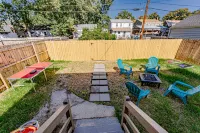 Backyard Fire-Pit, Modern, Roomy, 7 Min Downtown Hotel dekat Virginia Commonwealth University