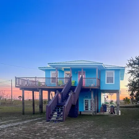 Walk to beach, restaurants, & shopping. Charming, pet-friendly 3BR bungalow.
