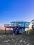 Walk to beach, restaurants, & shopping. Charming, pet-friendly 3BR bungalow.