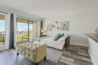 1 Bedroom, Sleeps 4, Waterfront Balcony, Full Kitchen, Pool, A.C., Smart TV