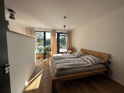 Your house by the lake Berliner Tor附近的飯店