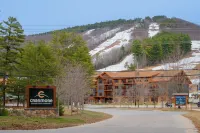 Luxury 4BR Townhouse with Hot Tub, Fireplace, Deck & Game Room in Conway, NH