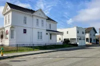 Gorgeous Victorian home near shops and dining with porch, washer/dryer & WiFi