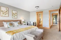 Stunning Views and Spacious Backyard - Charming Family Haven Hotels in Coupeville