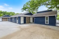 Wave-Free Swimming and Spacious Dock Areas - Tranquil Cove Haven Hotel a Lake Ozark