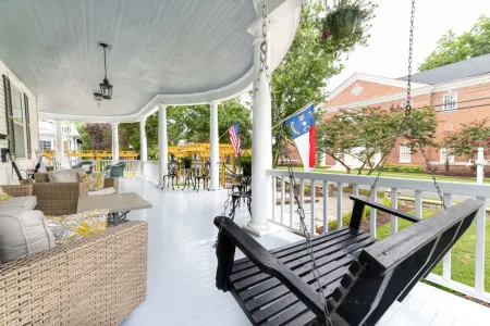 Charming Porch and Cozy Comfort - Enchanting Historic Hideaway