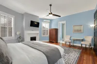 Enclosed Porch Overlooking Thomas Square Park - Stylish Retreat Hotels in Midtown Savannah