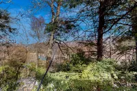 Mountain condominium w/natural light - close to ski lodge and covered balcony Hotels in Sugar Mountain